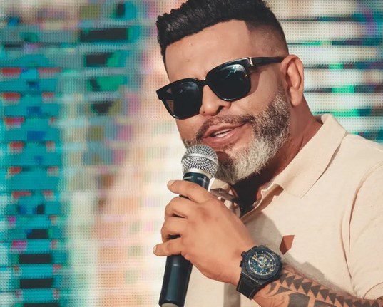 Justiça condena cantor sertanejo por fraudar compra de respiradores no Guarujá