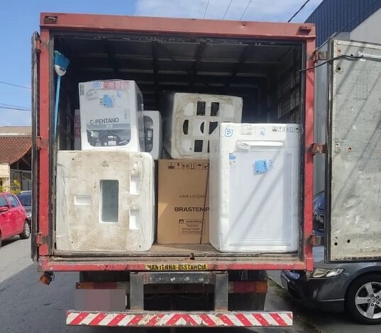 Carga roubada é recuperada e suspeito é preso em Praia Grande