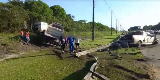 Acidente entre carreta e carros em rodovia de Praia Grande deixa um morto