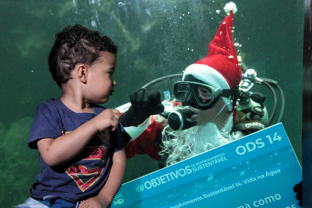 Papai e Mamãe Noel visitam o Aquário de Santos