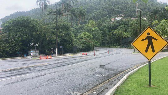 Rio-Santos é liberada para o tráfego após 16 horas fechada