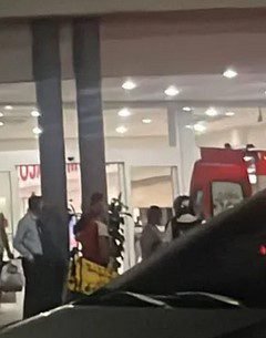 Duas pessoas ficam feridas após decoração de shopping de Praia Grande cair