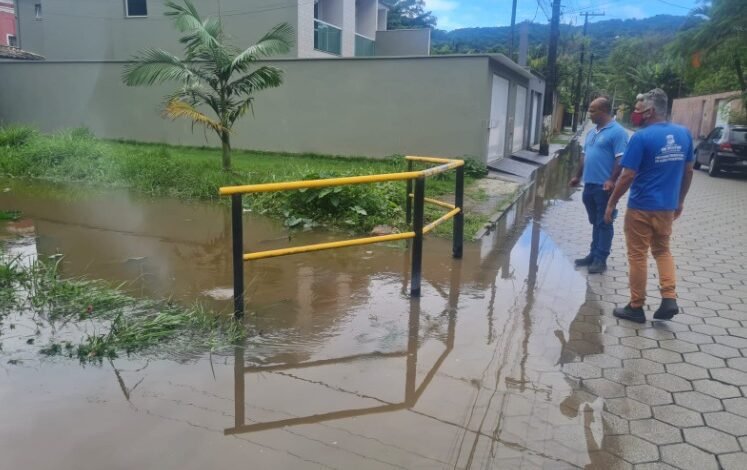 Chuva causa pontos de alagamento em São Sebastião