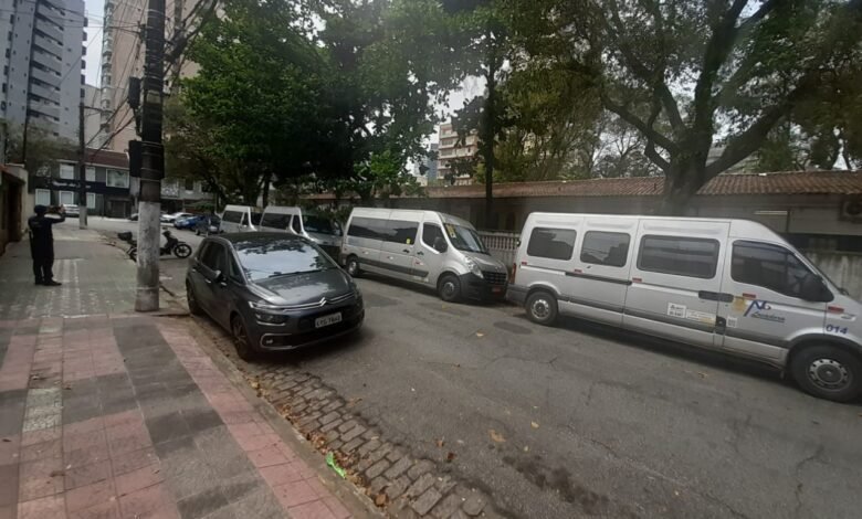 Cinco veículos são multados por desrespeito à lei do turismo de um dia em Santos