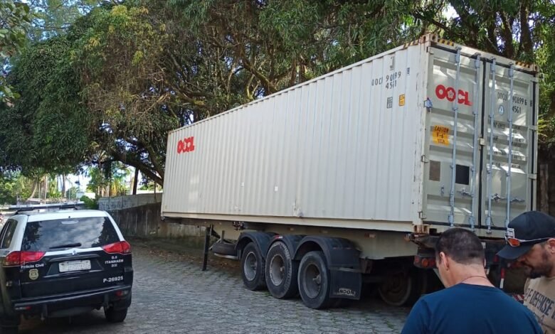 Polícia Civil recupera carreta e container roubados no Guarujá