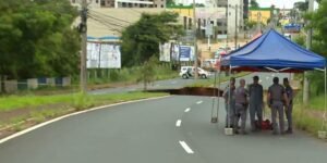 Seis pessoas da mesma família morrem após cratera ‘engolir’ carro