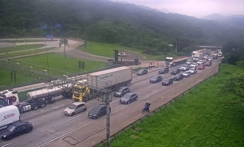 Motoristas enfrentam lentidão e congestionamento em direção ao Litoral