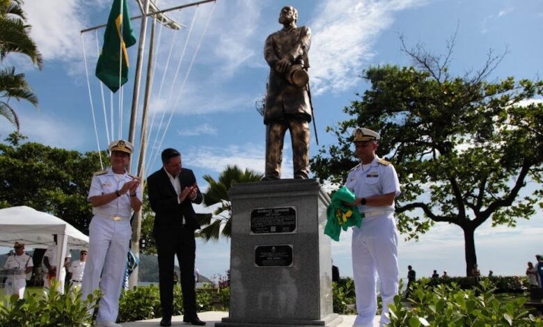 Estátua do patrono da Marinha é inaugurada na orla de Santos