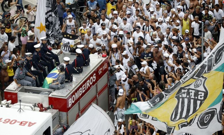 Corpo de Pelé sai em cortejo por ruas de Santos e emociona moradores