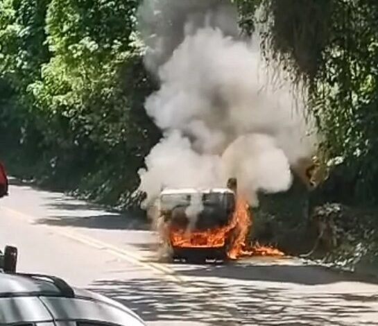 Carro capota e pega fogo na Rio-Santos