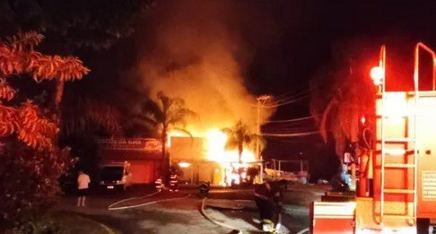 Incêndio de grandes proporções atinge restaurante de Ubatuba