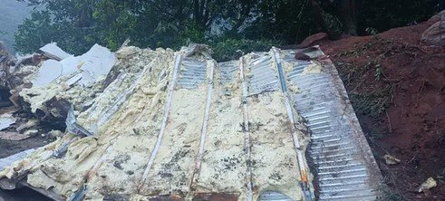 Caminhão tomba na Anchieta e carga de mais de 20 toneladas tomba em precipício