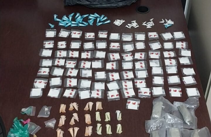 Dupla suspeita de tráfico de drogas é presa em Itanhaém pela Polícia