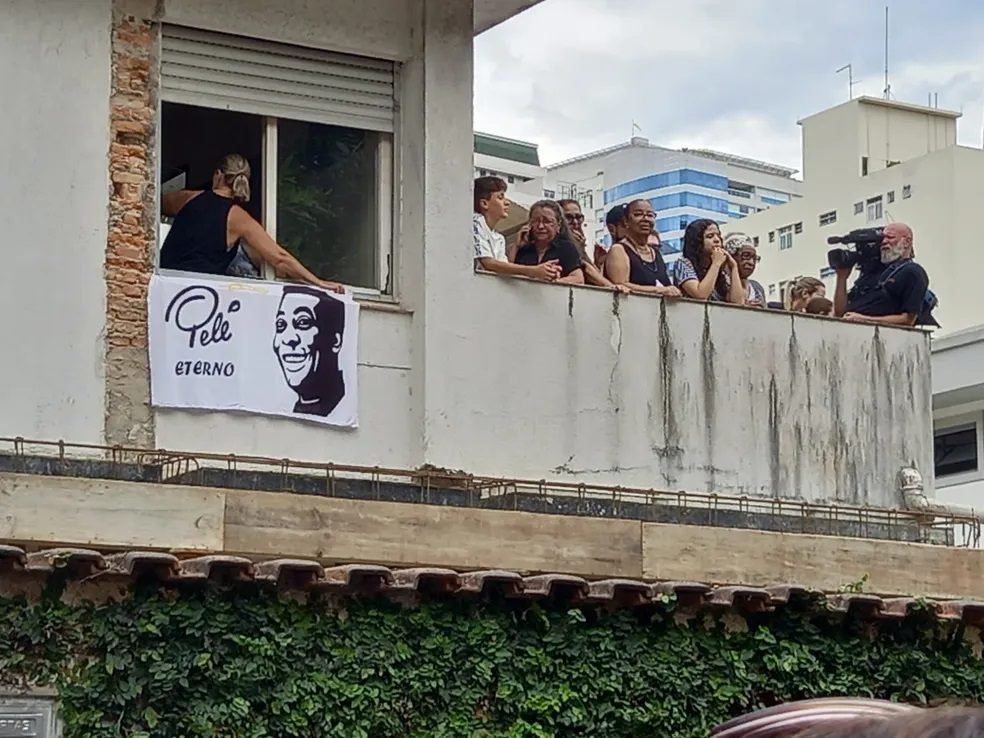 Corpo de Pelé sai em cortejo por ruas de Santos e emociona moradores