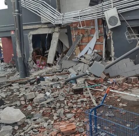 Cofres de mercado atacadista são atacados por criminosos com fuzis