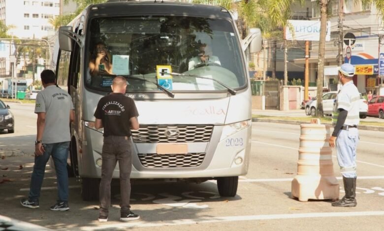 Barreiras em Santos orientam 19 veículos e dois retornam à origem