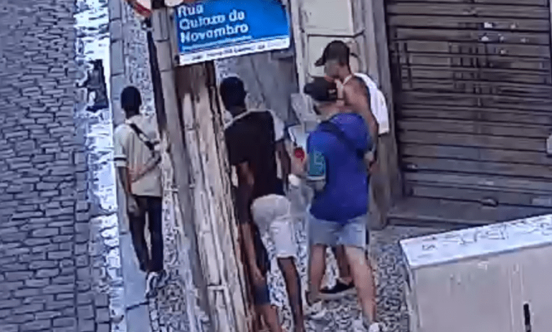 Câmeras de Santos flagram e PM apreende, em poucos minutos, três menores após roubo de celular