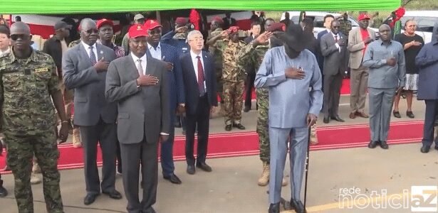 VÍDEO - Presidente faz xixi nas calças e é filmado por jornalistas