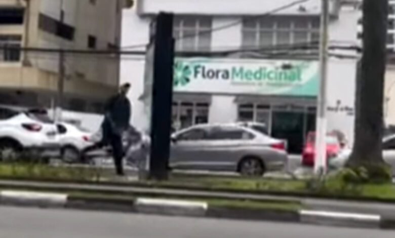 Homem surta e destrói termômetro de rua em Santos