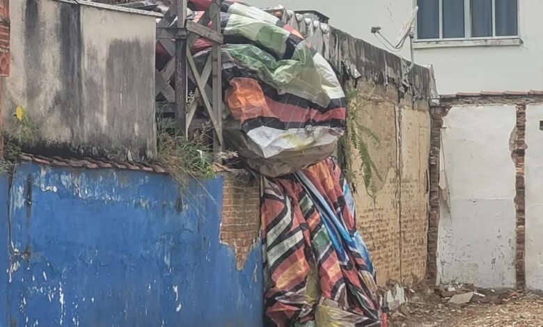 Balão de 17 metros cai em telhado de casa em Guarujá