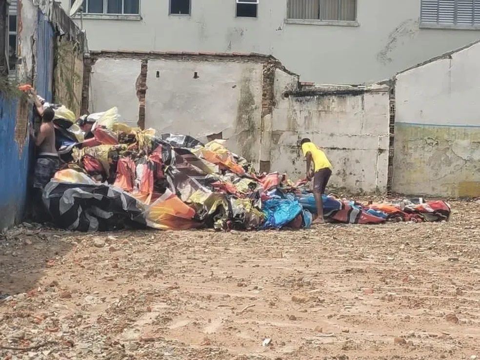 Balão de 17 metros cai em telhado de casa em Guarujá