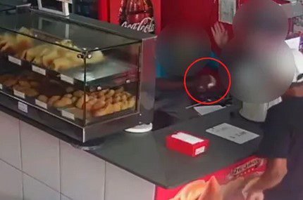 VÍDEO - Bandidos roubam lanchonete e ameaçam funcionários em São Vicente