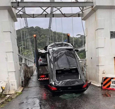 Caminhão-cegonha tenta passar pela Ponte Pênsil e entala e destrói carro