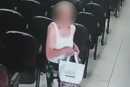 Idosa é flagrada furtando celular dentro de igreja em Praia Grande