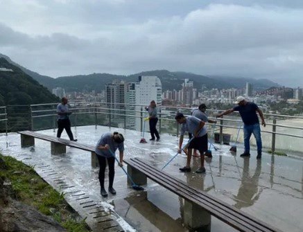 Praias e mirantes de Guarujá passam por mutirão de limpeza