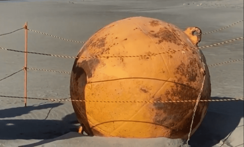 Mistério no Japão - Esfera de metal aparece na areia da praia