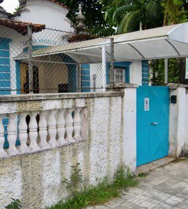 Criança de cinco anos com autismo escapa de atropelamento ao deixar escola em Santos