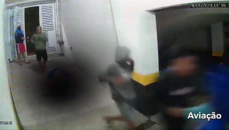 VÍDEO - Bando invade prédio e câmeras registram ação