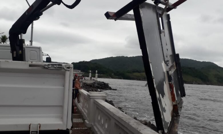 VÍDEO - Escuna naufraga em Santos e destroços são removidos