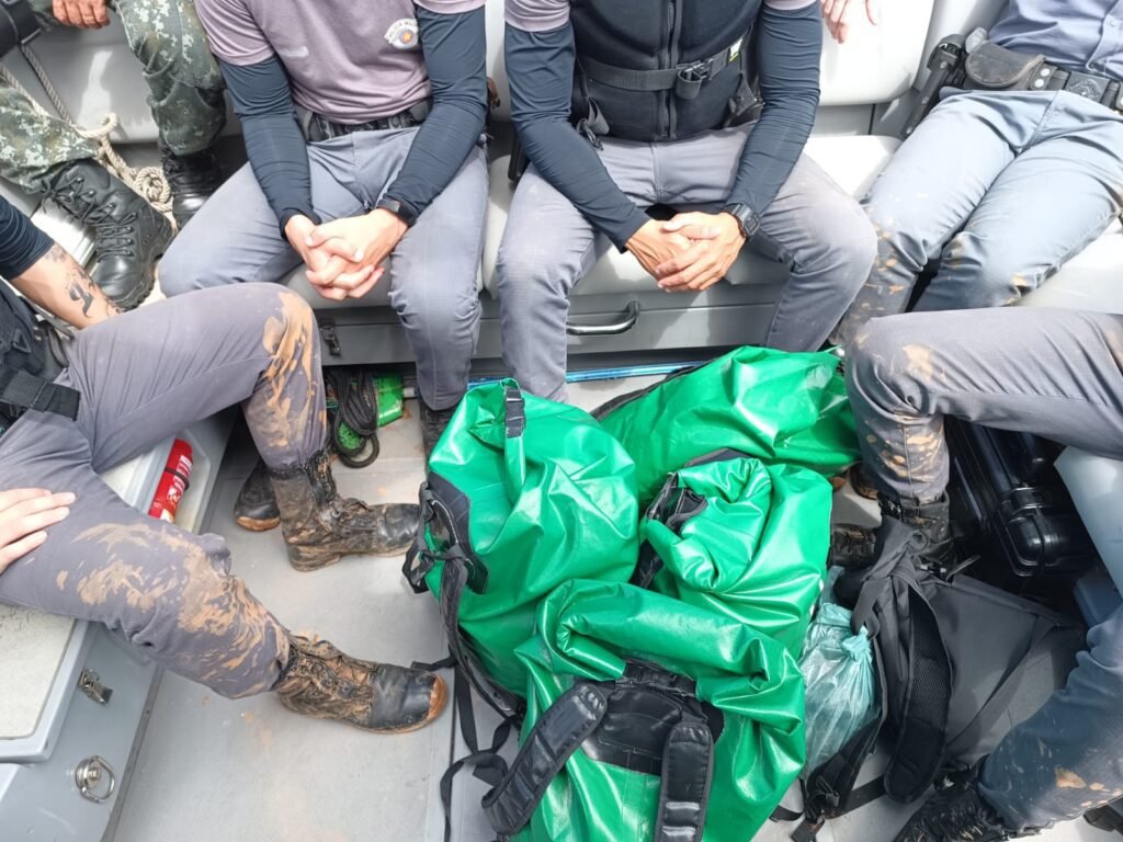 Polícia Ambiental resgata família ilhadas em São Sebastião