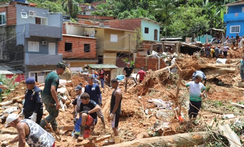 Justiça concede liminar para retirar moradores de áreas de risco em São Sebastião