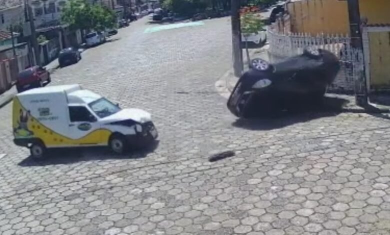 VÍDEO - Veículos batem e carro capota em Cubatão