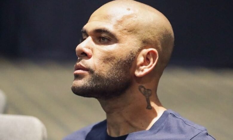 Liberdade provisória para Daniel Alves é negada e jogador segue preso na Espanha