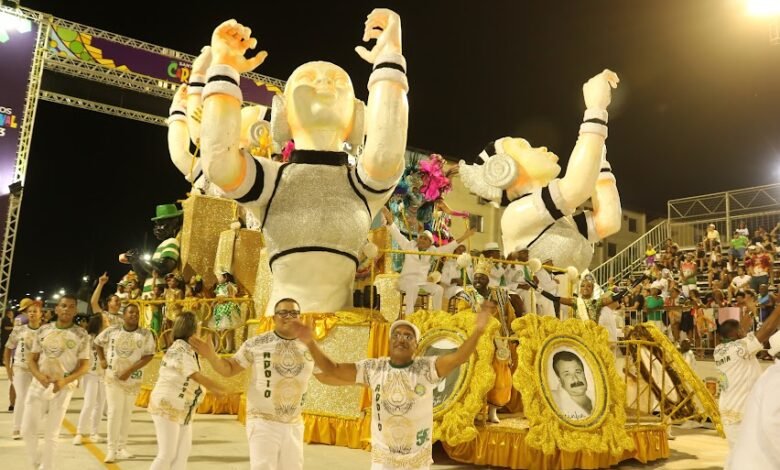 Público mata a saudade do Desfile das Escolas de Samba de Santos