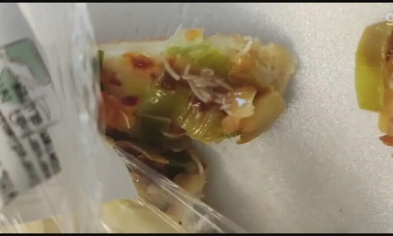 Cliente encontra larva viva dentro de pão recheado