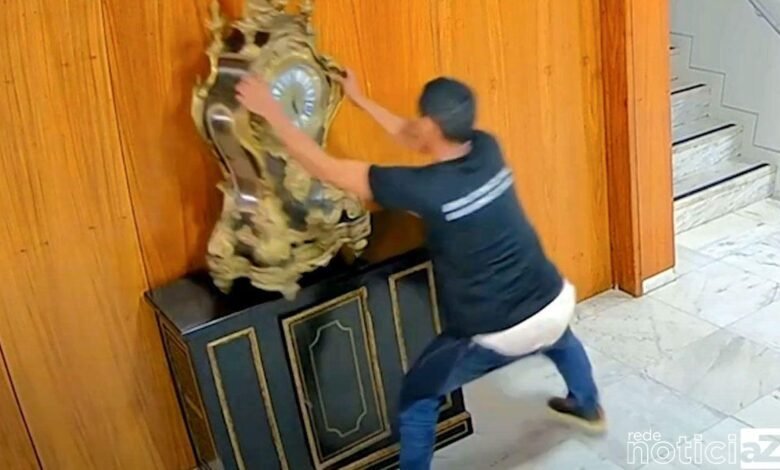 Suíços se oferecem para consertar relógio destruído no Planalto