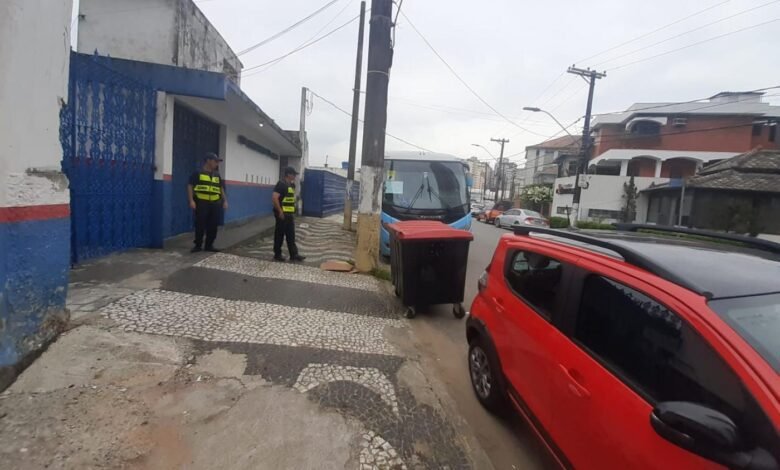 Dez veículos são autuados em Santos em fiscalização do projeto Turista Legal