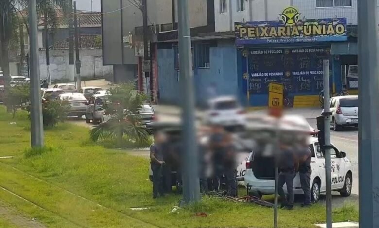 Dupla é presa após roubar celular no meio da Praia em São Vicente