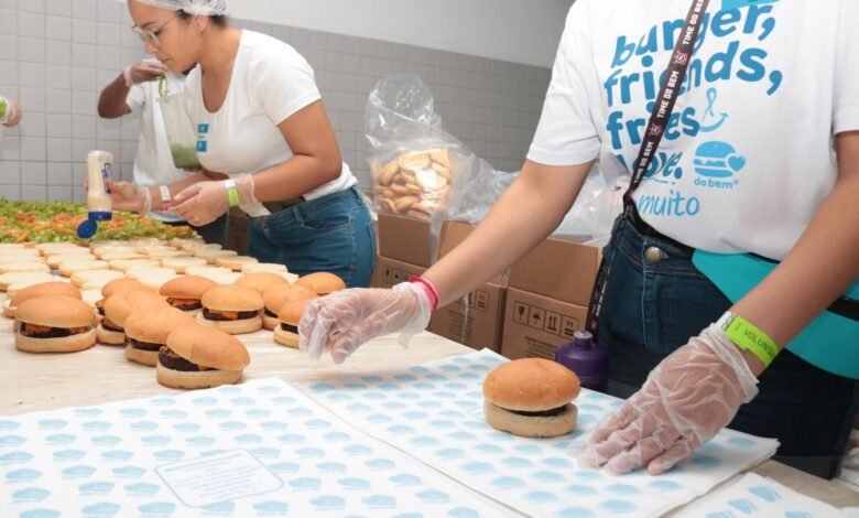 Criançada curte o lazer e as delícias da ‘Hamburgada do Bem’ em Santos