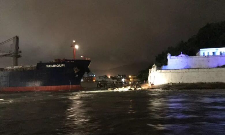 VÍDEO - Navio encalha próximo a comunidade de Guarujá