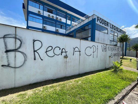 Câmara de Ubatuba é pichada com ameaças