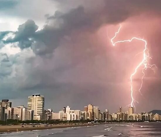 Em seis horas, mais de mil raios caem na Baixada Santista