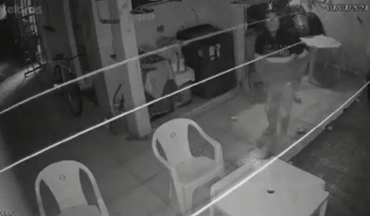 VÍDEO - Família é feita refém durante assalto e criança de 4 anos é ameaçada de morte