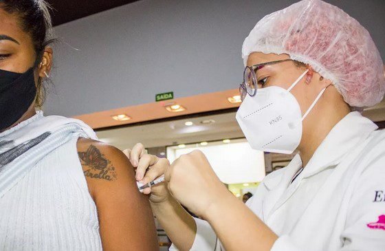 Covid: São Vicente inicia aplicação da vacina bivalente em profissionais da saúde com mais de 50 anos