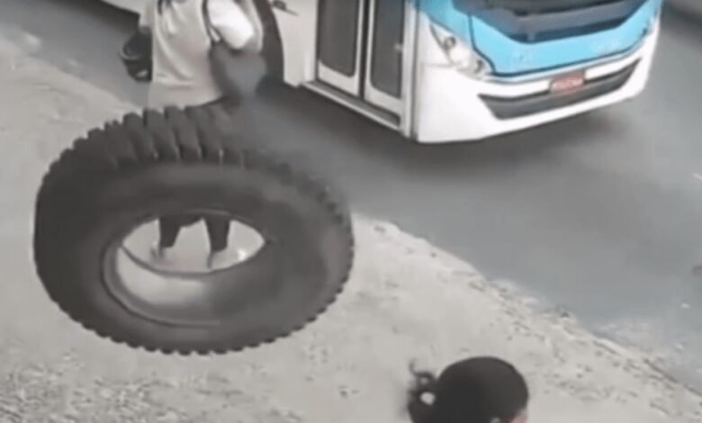 Uma mulher por pouco não foi atingida por um pneu de caminhão que se soltou do veículo