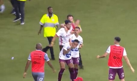 Vídeo - Torcedor com criança no colo agride jogador durante semifinal do Gauchão